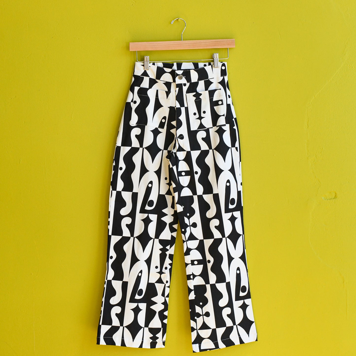 Nooworks Casual Bell Pants in Illusions black and white print