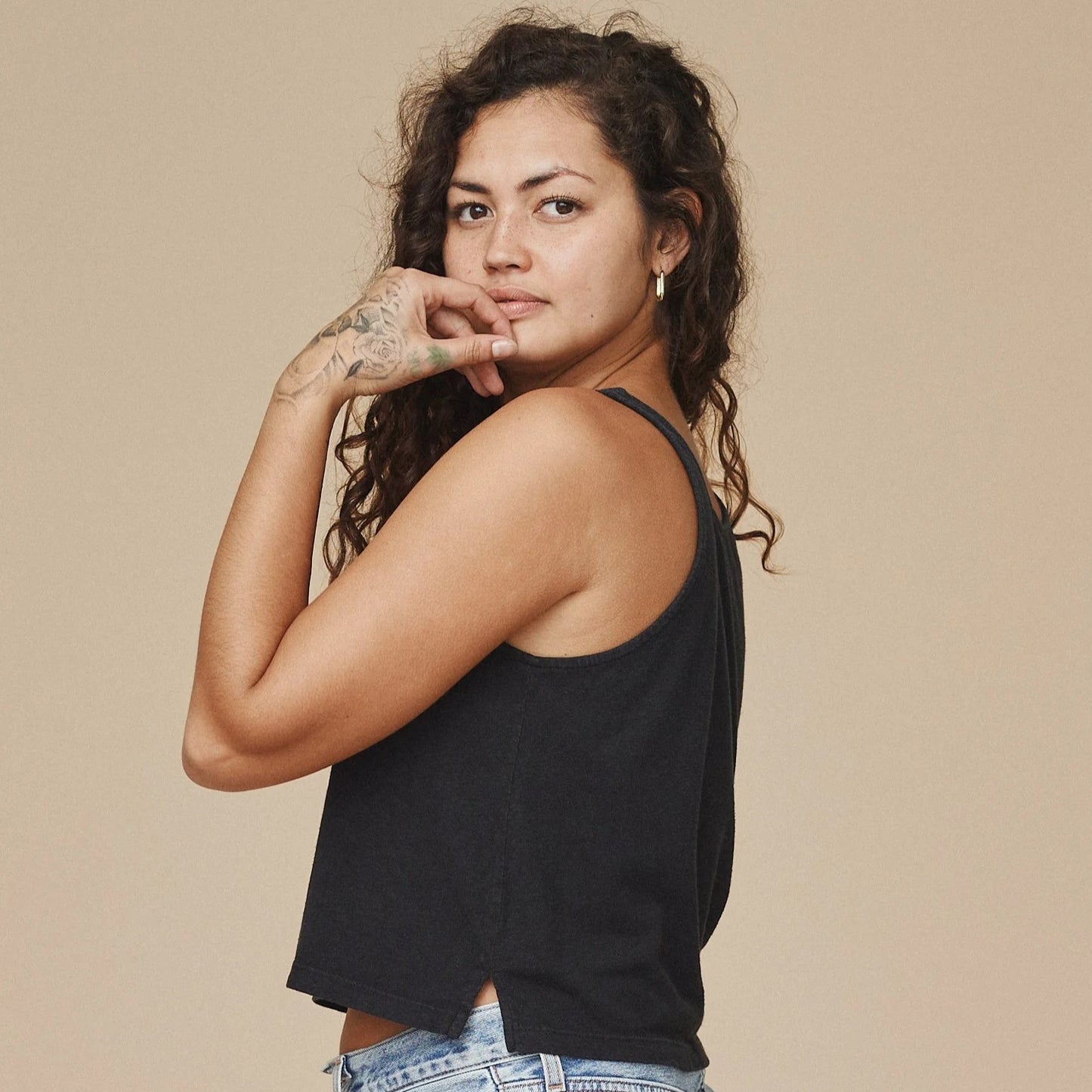 An everyday, lightweight boxy tank top made of a cotton hemp blend in black.