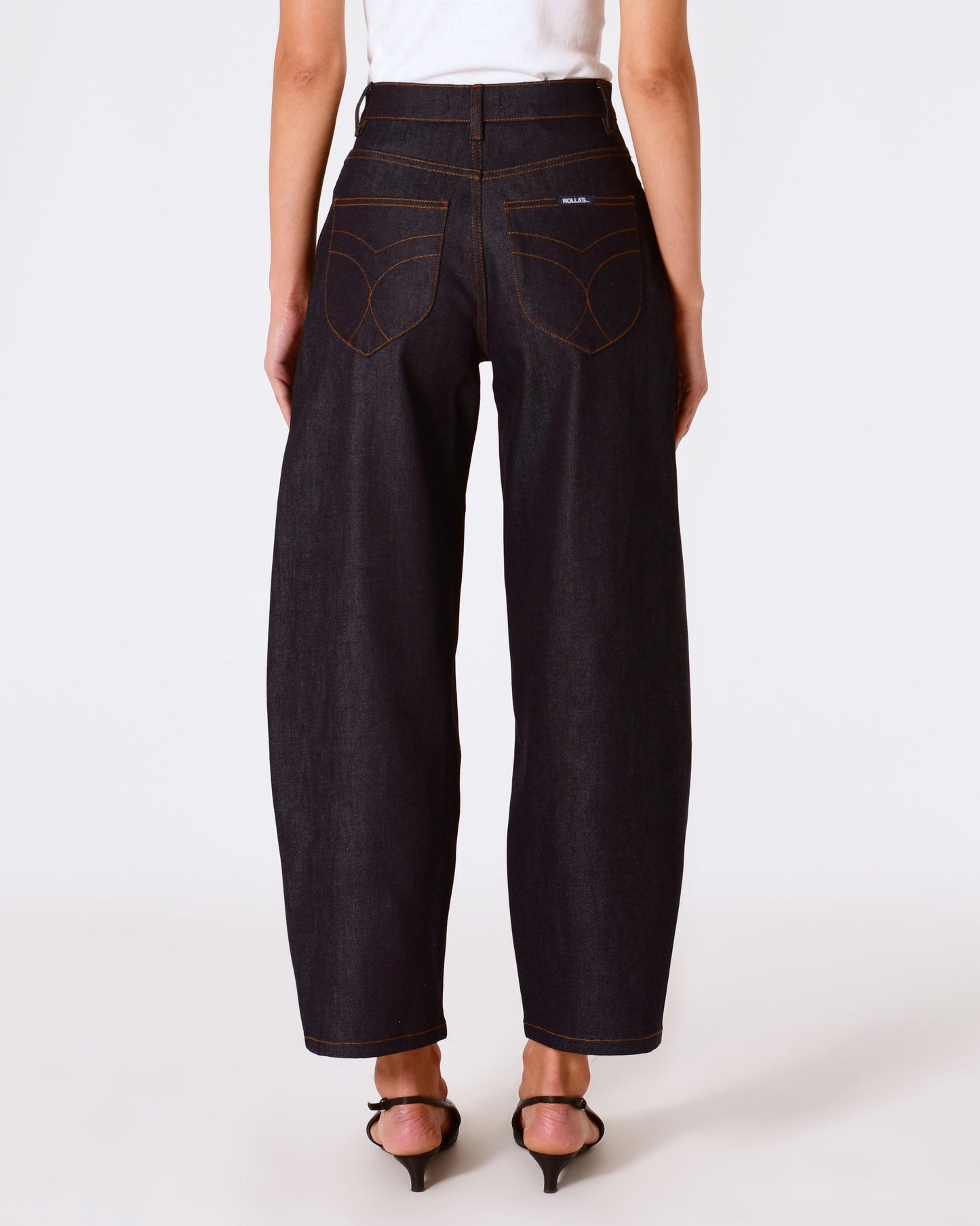 Gigi barrel jeans in dark blue madame indigo with an exposed button fly
