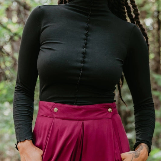 Field Day black wavy top with seam detail