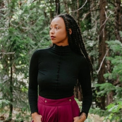 Field Day black wavy top with seam detail