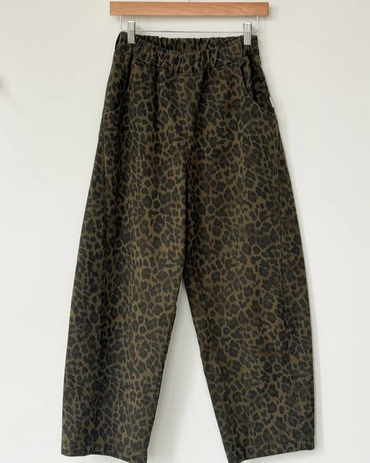 Le Bon Shoppe arc pants in fern green leopard