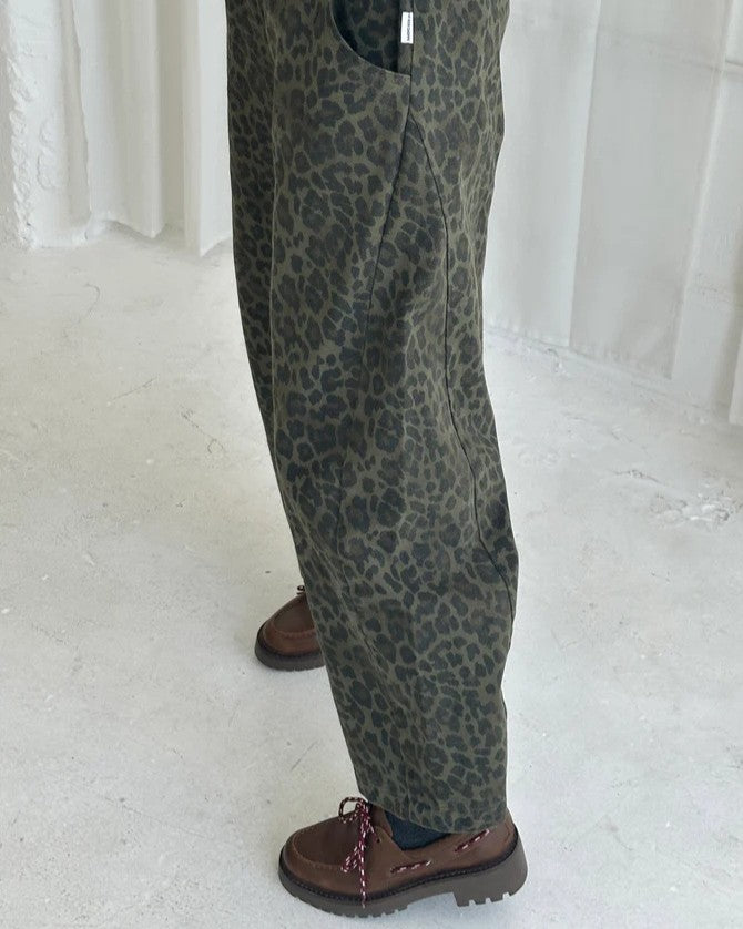 Le Bon Shoppe arc pants in fern green leopard