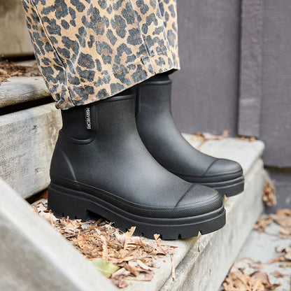 Merry People Tully platform rain boot in black