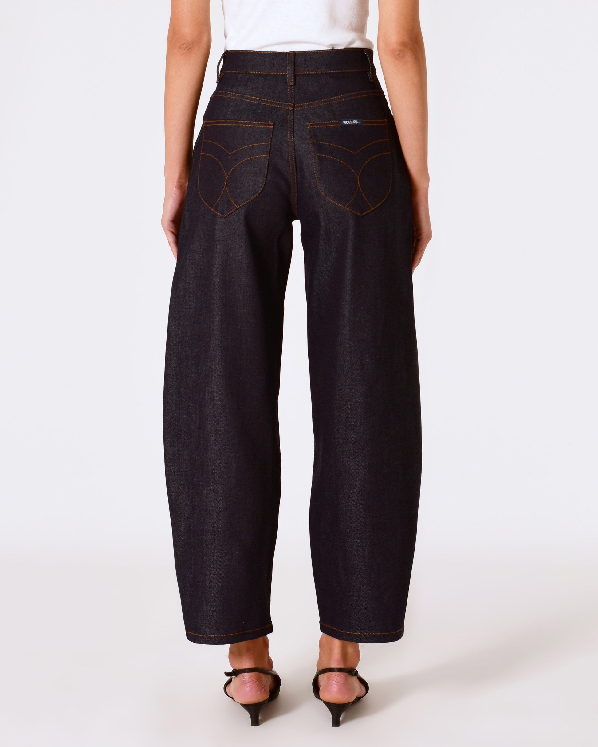 Gigi barrel jeans in dark blue madame indigo with an exposed button fly