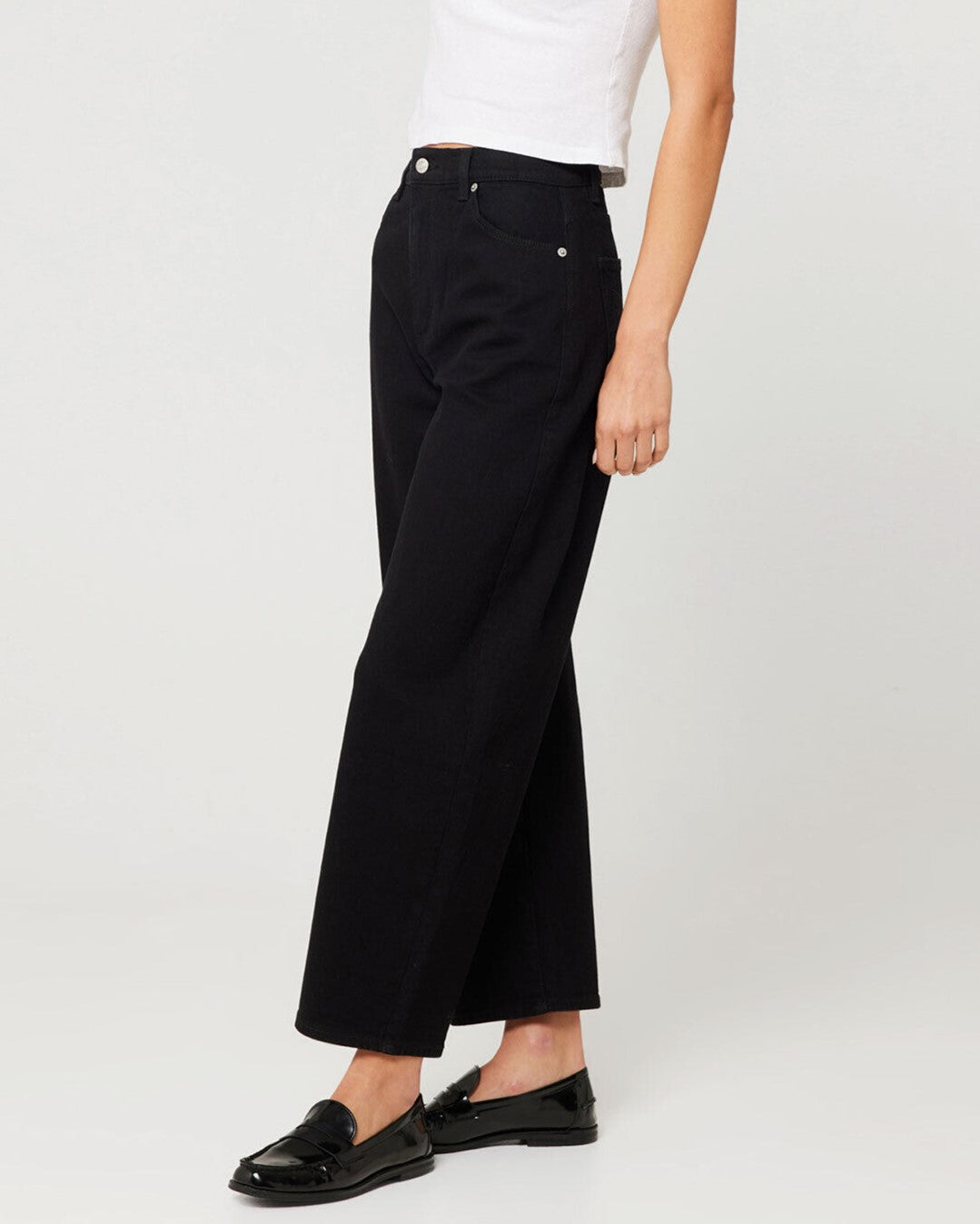 Gigi high-waisted Barrel Jeans in forever black from Rolla's. Paired with a cropped white tee and black loafers.