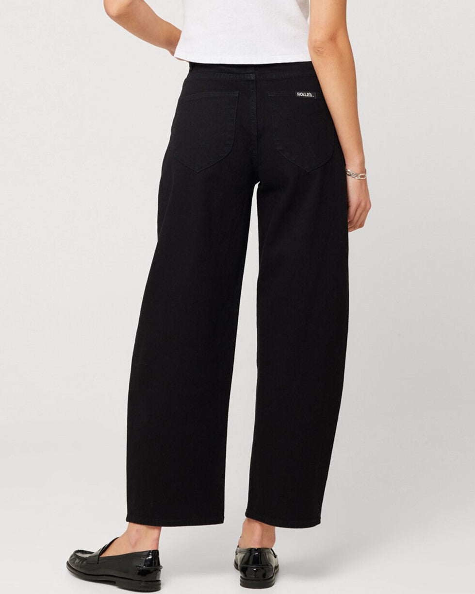 Gigi high-waisted Barrel Jeans in forever black from Rolla's. Paired with a cropped white tee and black loafers.