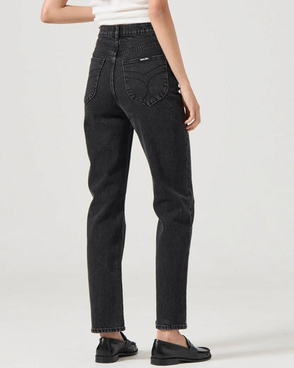 Rolla's Loulou straight jeans in black sand vintage paired with a white tank and black leather loafers