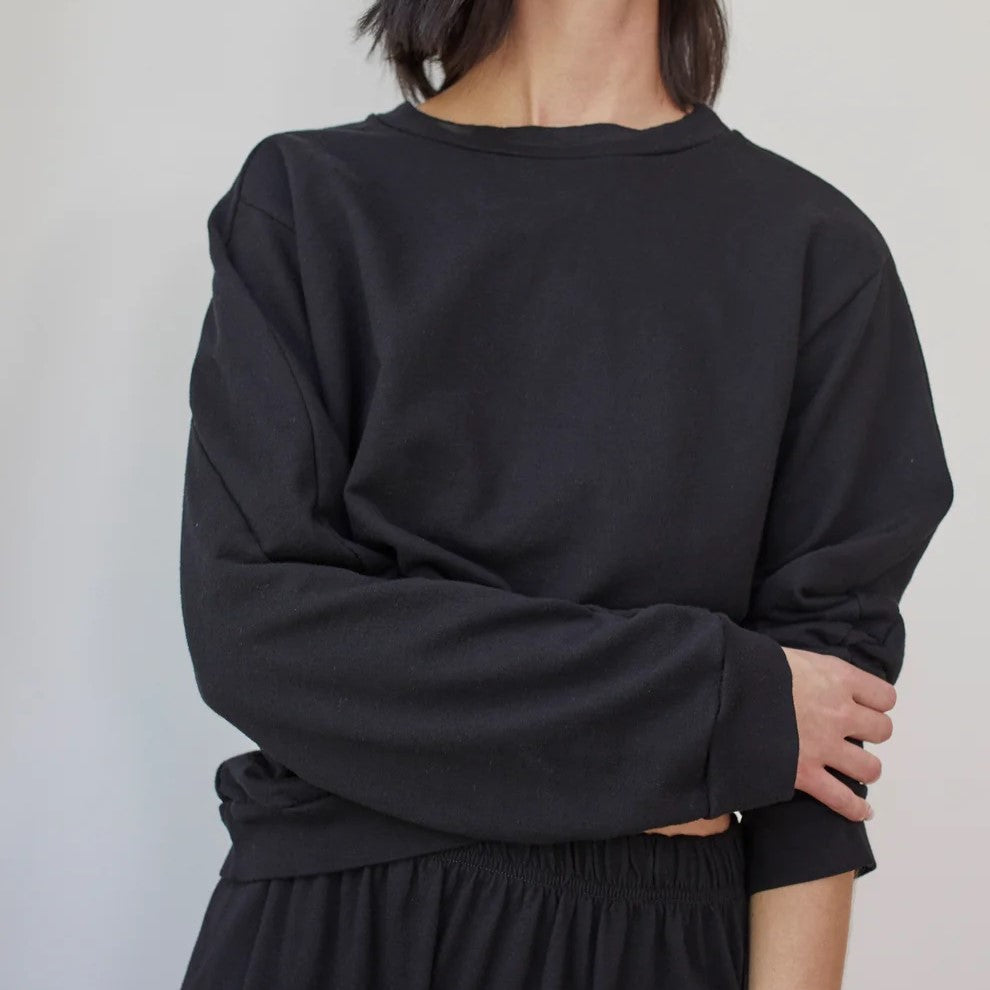 The Easy Summer Sweatshirt from sustainable brand Wol Hide in cotton with lightweight French terry. Wide hem, crew neck, black hue.