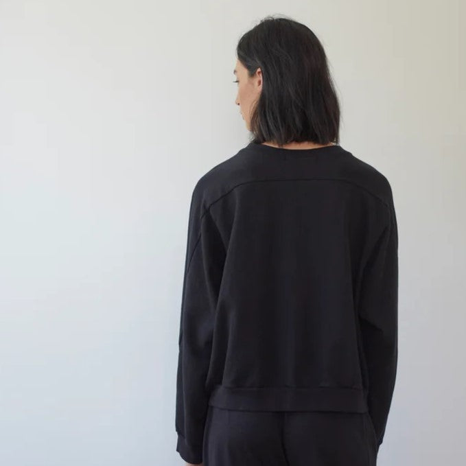 The Easy Summer Sweatshirt from sustainable brand Wol Hide in cotton with lightweight French terry. Wide hem, crew neck, black hue.